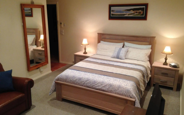 Southern Anchorage Retreat