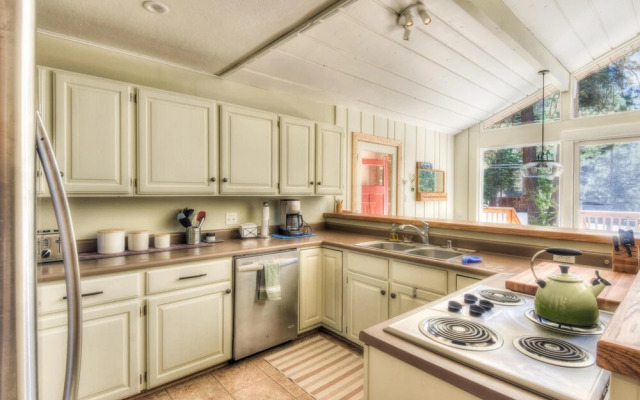 Firefly  - Walk To Beach 3 Bedroom Cabin by RedAwning