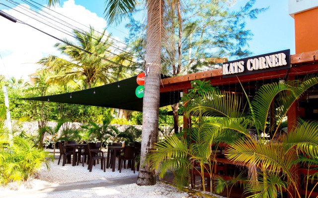 Hotel Tropicana Suites Deluxe Beach Club & Pool