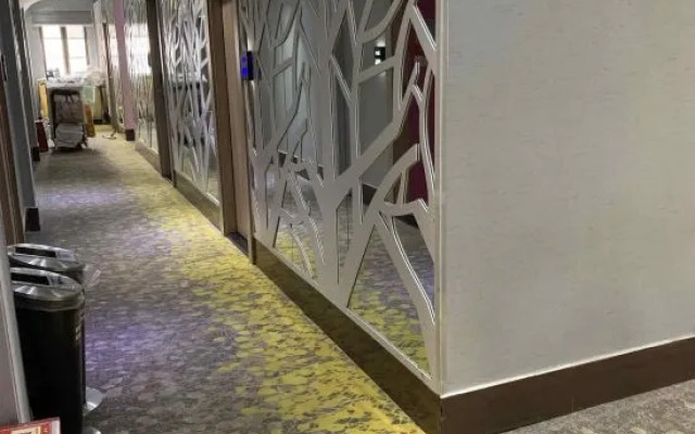 Aixiang Hotel (Shanghai Songhong Road Subway Station)
