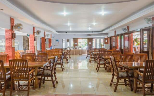 RedDoorz Plus near Pantai Barat