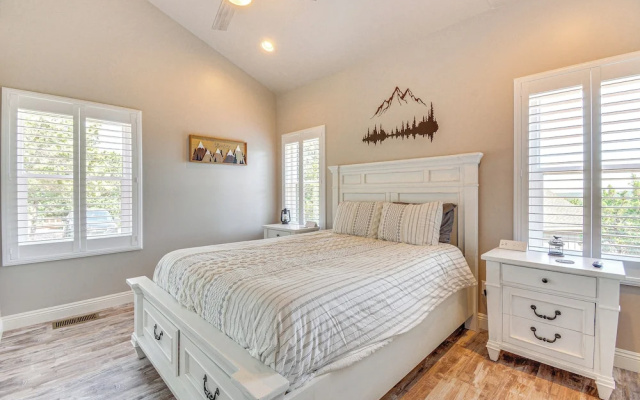 Hot Tub + Deck: Mtn-view Pine Getaway!