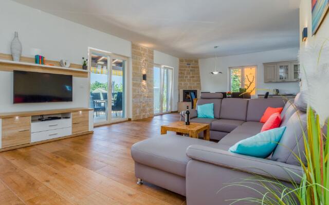 Sea-view Villa in Kaštelir with Private Pool, Terrace