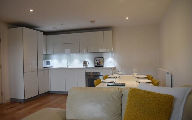 2 Bedroom Apartment With Parking in Camberwell