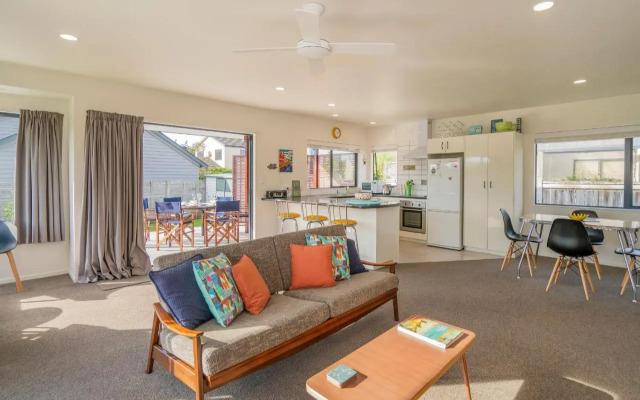 Sunlight Bach - Whitianga Holiday Home