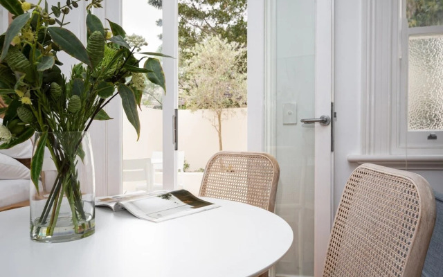 Chic Studio With Patio 20 min From CBD