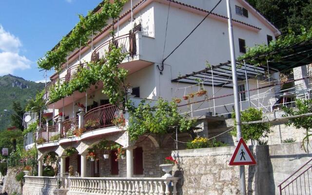 Apartments and Rooms Deskovic