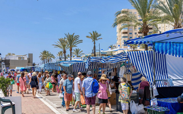 BEACHFRONT Spacious House with Pools, Bathtubs, Garden, Sea View
