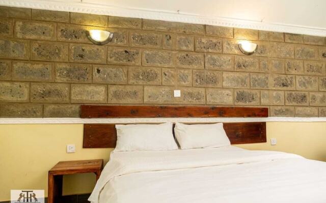 Trotters Hotel - Kenol