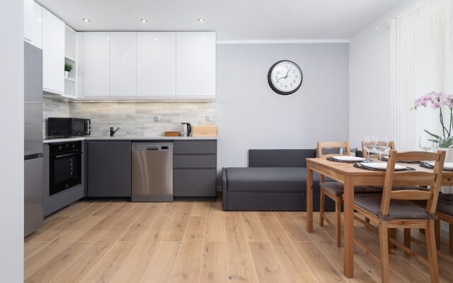 Apartment Gromadzka With A/C by Renters