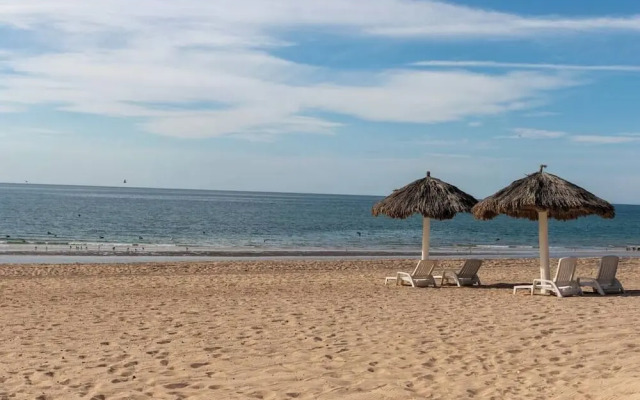 Luxury Beachfront Condo on Sandy Beach