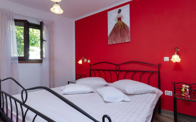 Apartment Red Romantic 2-1