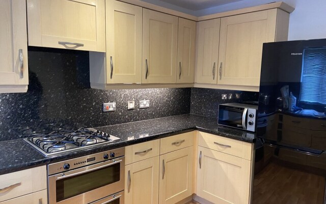 Royal Oak Apartment in Manchester Central Location