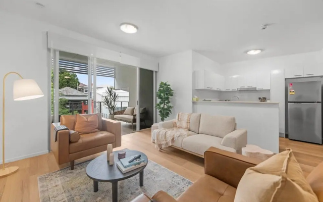 2-bed Getaway With Shared Pool & BBQ Access