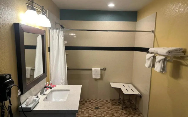 Hotel Avenida - Oceanside Camp Pendleton