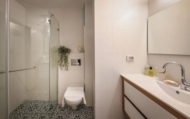 Stylish 2BR Apt with Balcony and View