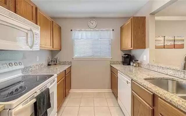 Lovely 3 Bedroom Condo On Golf Course