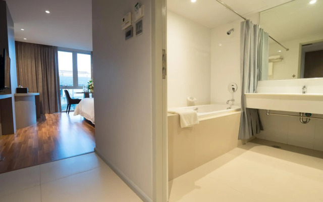New Season Square Hotel