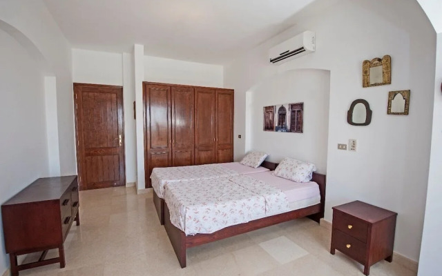 Apartment Overlooking Pool & Lagoon