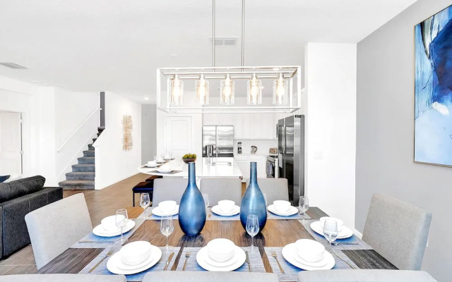 Upstay - 20-guest-all-theme-rooms-pool-spa-theatre