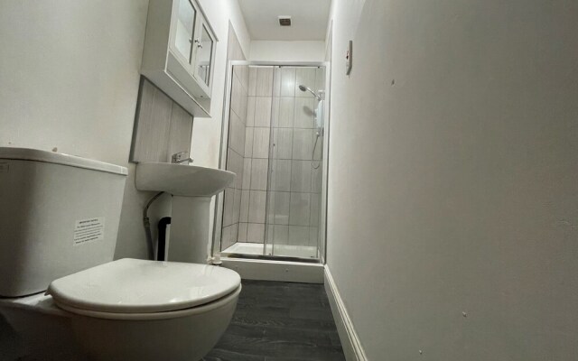 Modern 4 Bedroom House Near City Center