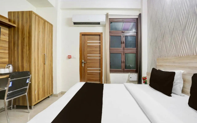 OYO 16721 Divine Hotel