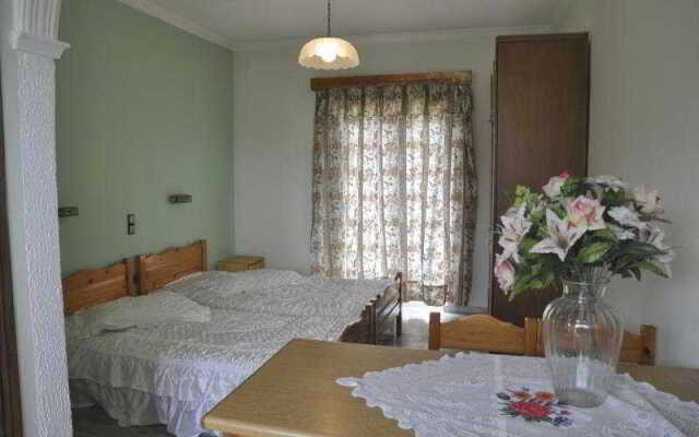 Makis Studios & Apartments