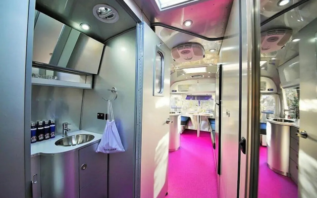 Metro Hotel and Cafe