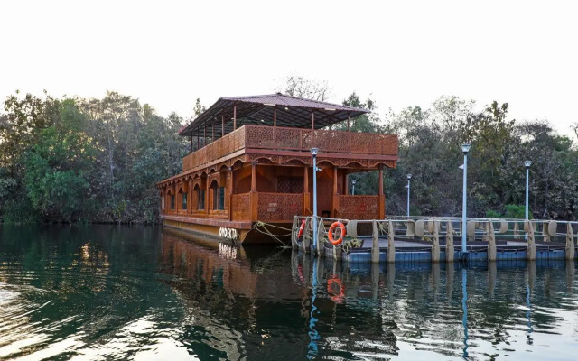 OYO EKTA Houseboat