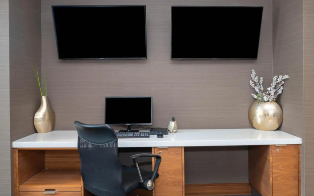 Stage West All-Suite Hotel & Theatre Restaurant