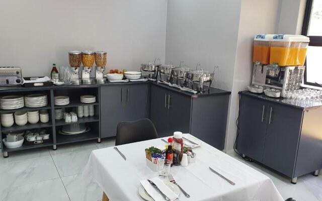 La Orchard Hotel