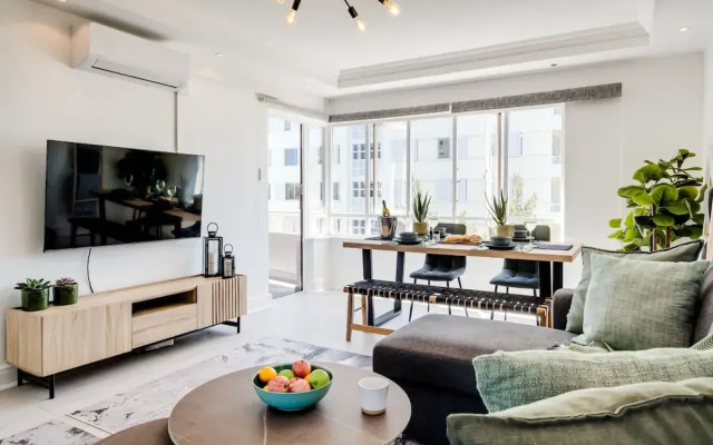 Central Elegant Holiday Rental Between the Points