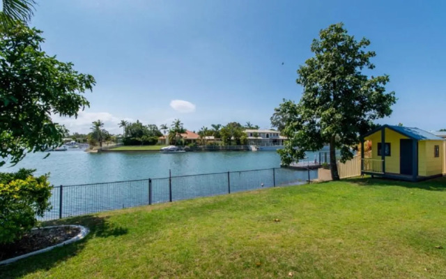 Lowset home on the canal - Dolphin Dr, Bongaree