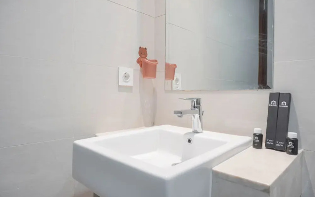 Warm And Comfort Studio Room At Green Sedayu Apartment