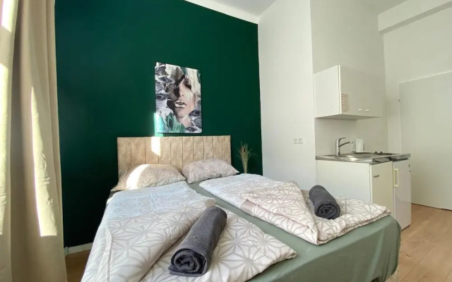 8 Studios with Terrace in Margareten