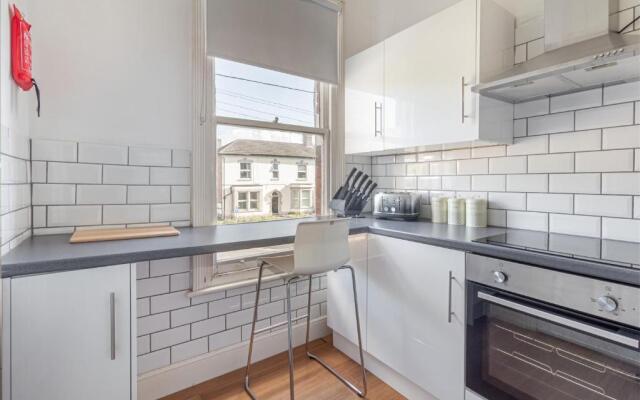 Modern 2 Bedroom Apartment with Free Parking!