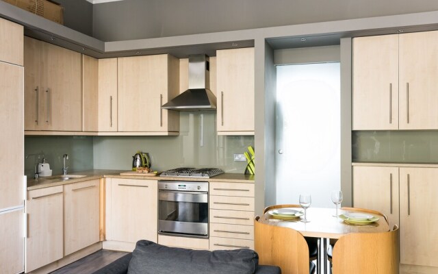 Spacious Period Property Next To Westfield