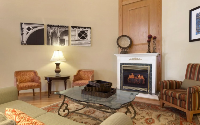 Country Inn & Suites by Radisson, Nevada, MO