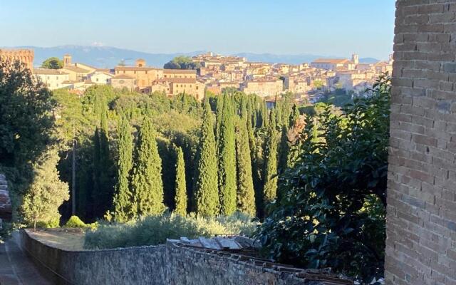 casa intera giardino e piscina