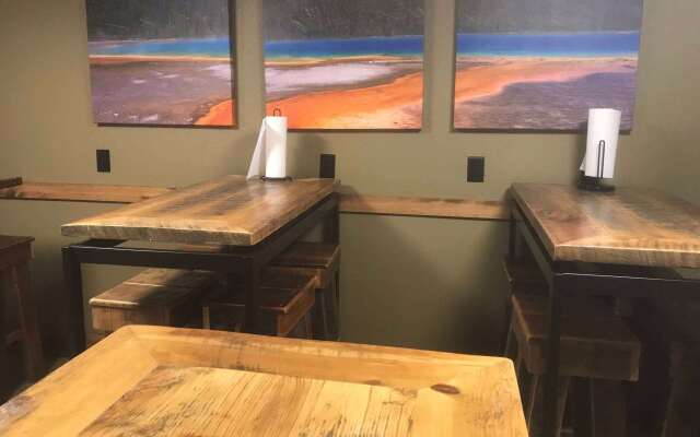 Travelodge by Wyndham Gardiner Yellowstone Park North