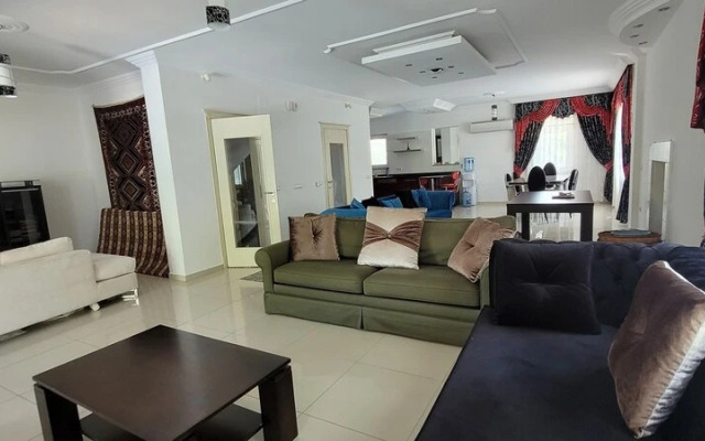 Immaculate 4-bed Villa With Large Garden and Pool