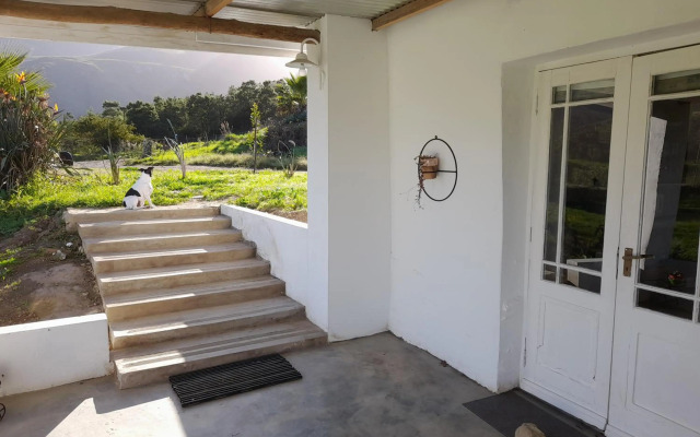 Die Hoenderhok And Die Plaashuisie