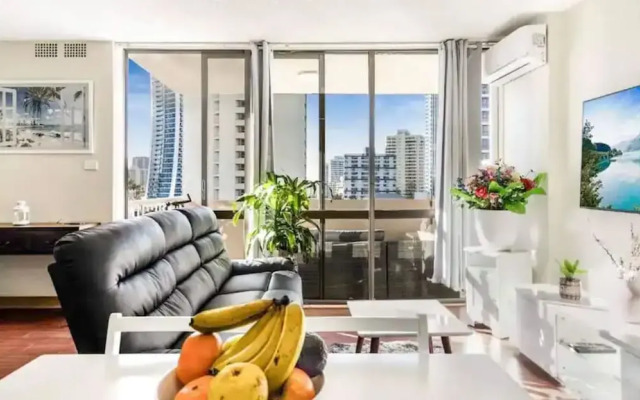 Surfers Paradise Retreat With Free Parking