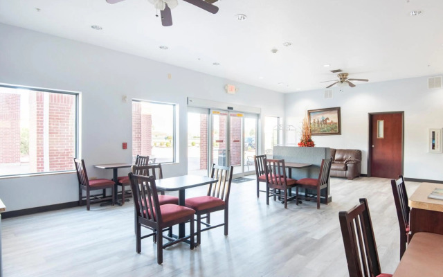OYO Townhouse Clute Lake Jackson