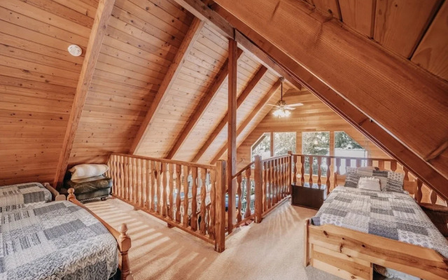 53mbr - Hot Tub - Wi-fi - Sleeps 6 1 Bedroom Home by RedAwning