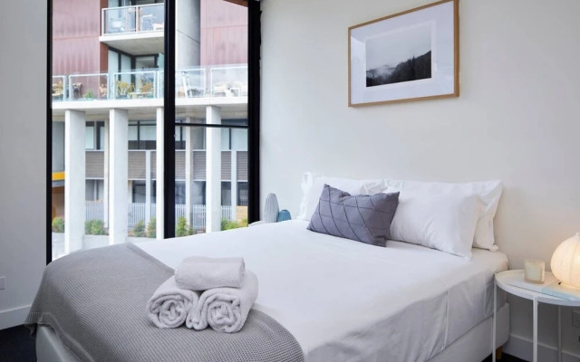 2BR Apt With Yarra River Views & Parking