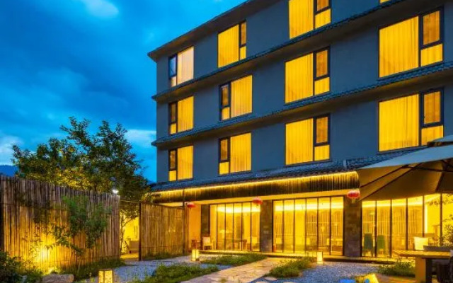 Shanshuijian Hot Spring Hotel (Hailuogou Glacier Forest Park)