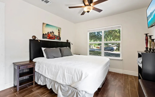 Screened-in Porch Walkable to Soco