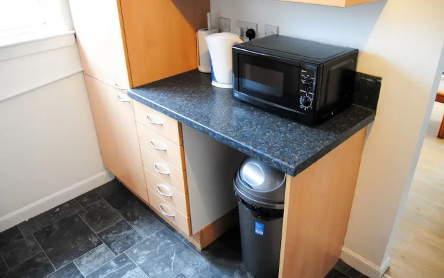 Dennistoun Apartment with Balcony
