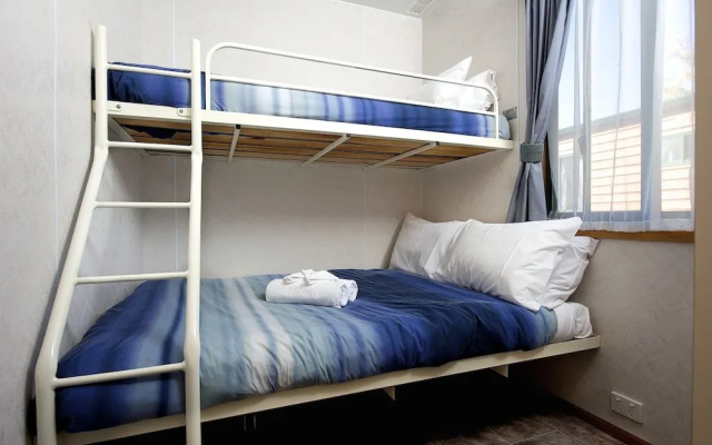 Lakes And Craters Holiday Park